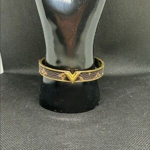 ✅ PRICE IS FIRM ✅ Fashion Gold and Brown Bracelet with V Design